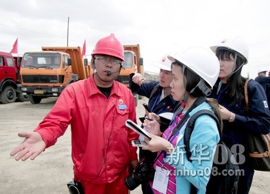 青海油田采油三厂厂长李战明在自豪地介绍压裂作业可以增加单井产量