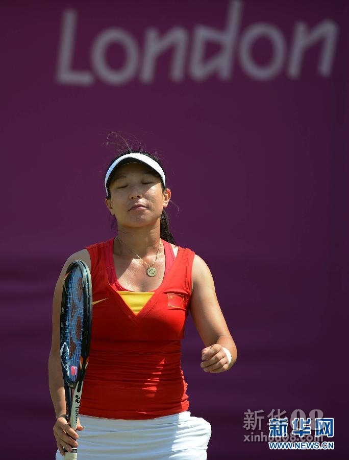 当日,在伦敦奥运会网球女单第一轮比赛中,中国选手郑洁以0比2不敌